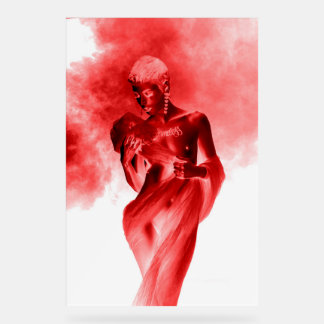 Model posiert mit rotem Stoff und Rauch in monochr Acrylschild