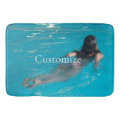 Modell der Frau Thunder_Cove Badematte (Vorderseite)