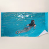 Modell der Frau Thunder_Cove Strandtuch (Vorderseite)