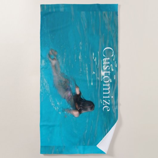 Modell der Frau Thunder_Cove Strandtuch (Vorderseite)