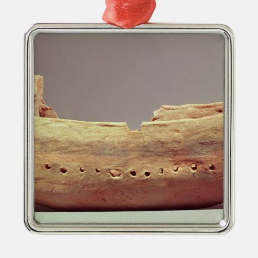 Modell eines Bootes mit einem Hoch kacken Ornament Aus Metall (Vorne)