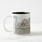 Modell eines Schiffs, das Wein auf transportiert Zweifarbige Tasse (Links)