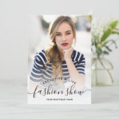 Modenschau mit weißer minimalistischer Schriftzeic Einladung (Stehend Vorderseite)