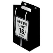 Modern 16th Birthday Speed Sign Kleine Geschenktüte (Vorderseite Schrägansicht)