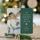 Modern 2 Foto Keepake Weihnachtsgeschenk Keramikornament<br><div class="desc">Personalisiertes 2 Foto Weihnachtsgeschenk - Design bietet 2 Ihrer Lieblingsfotos,  einen festlichen grünen Block,  der in jede Farbe geändert werden kann,  den Text - Das ist die schönste Zeit des Jahres! mit einem niedlichen kleinen Stern und Familiennamen.</div>