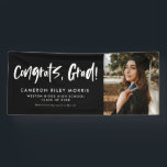 Modern Abschluss gratulieren Foto Banner<br><div class="desc">Herzlichen Glückwunsch an den Absolventen! Dieses Banner bietet einen Ort für ein Foto des Abschlusses, zusammen mit einem trendigen und modernen "Glückwunsch grad" und benutzerdefinierten Text, der Name, Schule, Jahr und Zukunft Pläne in Weiß. Ein großartiges Abschluss-Schild, um Ihr Senior zu feiern und auch arbeitet und Graduiertenparty Dekoration. Die Standardfarbe...</div>