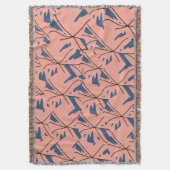 Modern Abstract Blue & Pink Geometric Pattern Flee Decke (Vorderseite Vertikal)