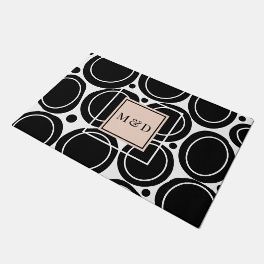 Modern Abstraktes Schwarz-weiß-Blütenrosa Monogram Fußmatte (Schrägansicht)