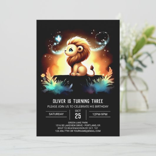 Modern Adorable Lion Birthday Einladung (Stehend Vorderseite)