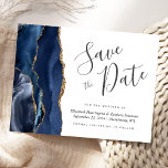 Modern Agate Navy Blue Gold Save the Date Ankündigungspostkarte<br><div class="desc">Diese elegante,  moderne,  Save the Date Postcard besticht durch eine marineblau-blaue Aquarellgrenze,  die mit Imitaten bestickt ist und mit goldenen Glitzer besticht. Der anpassbare Text ist kohlegrau auf einem weißen Hintergrund. Die Rückseite wiederholt die Informationen zusammen mit einer anpassbaren Rücksendeadresse.</div>