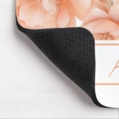 Modern Aquarell Peach Fuzz Floral Mit Monogramm Mousepad (Ecke)