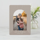 Modern Arch Beige Weihnachtsbild Feiertagskarte (Stehend Vorderseite)