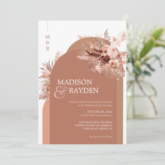 Modern Arch Boho Pampas Grass Terracotta Wedding Einladung (Stehend Vorderseite)