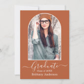 Modern Arch Calligrafy Terracotta Abschluss Ankündigung (Vorderseite)