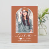 Modern Arch Cap Calligrafy Terracotta Abschluss Ankündigung (Stehend Vorderseite)