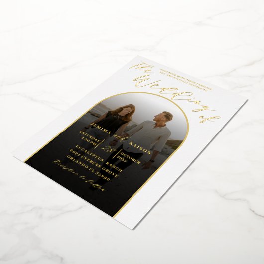 Modern Arch Gold Foil Script & Foto Wedding Folieneinladung (Gedreht)