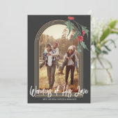 Modern Arch Holly Greenery Weihnachtsfotokarte Einladung (Stehend Vorderseite)