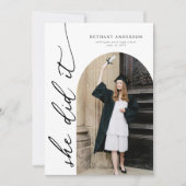 Modern Arch Photo She Did It Graduation Einladung (Vorderseite)