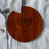 Modern Aries Zodiac Symbol auf Mahagoni wie Druck Button (Beispiel)