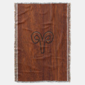 Modern Aries Zodiac Symbol auf Mahagoni wie Druck Decke (Vorderseite Vertikal)