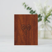 Modern Aries Zodiac Symbol auf Mahagoni wie Druck Postkarte (Stehend Vorderseite)