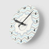 Modern baby blue, grey, ivory chevron pattern runde wanduhr (Winkel)