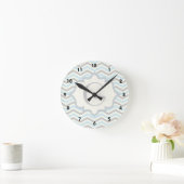 Modern baby blue, grey, ivory chevron pattern runde wanduhr (Zuhause)