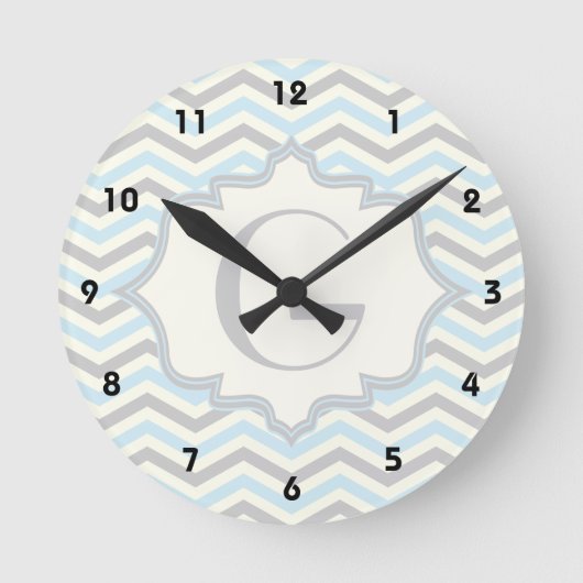 Modern baby blue, grey, ivory chevron pattern runde wanduhr (Vorderseite)