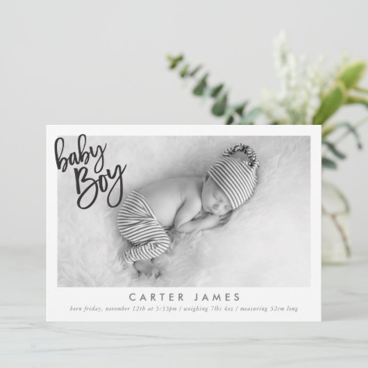 MODERN BABY BOY FOTO Einfache Kalligrafie-Overlay Ankündigung (Stehend Vorderseite)