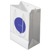 Modern Balloon | Blue Fun Kids Birthday Party Name Mittlere Geschenktüte (Vorderseite Schrägansicht)