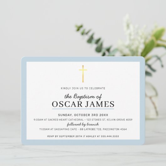 MODERN BAPTISM Minimal Gold Kreuz einfacher blauer Einladung (Stehend Vorderseite)
