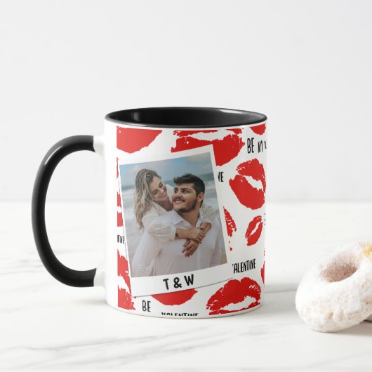 Modern Be My Valentines Lips Couple Photo Initial Tasse (Mit Donut)