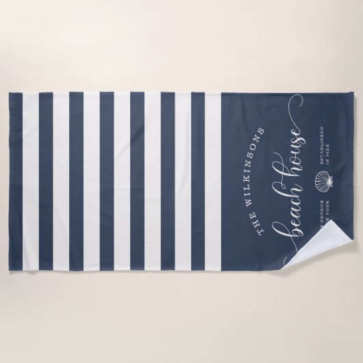 Modern Beach House Familie Name Script Navy Blue Strandtuch (Vorderseite)