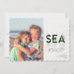 Modern Beach Sea Grüße Grün Weihnachten Foto<br><div class="desc">Eine moderne Urlaubskarte mit einer einfachen minimalen Botschaft,  die "Sea Greetings" mit Palmen kombiniert mit handgeschriebener Typografie lautet. Personalisieren Sie Ihre Namen und Ihr Lieblingsbild. Bild von Vitolda Klein auf Unsplash</div>