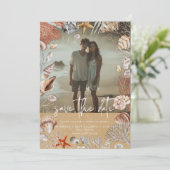 Modern Beach Seashell Frame Foto Sand Wedding Save The Date (Stehend Vorderseite)