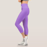 Modern bearbeitbarer weißer Yogatext auf Violet Capri Leggings<br><div class="desc">Moderner,  weißer Yogatext auf violetten Capri-Leggings.</div>
