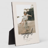 Modern Beige Script "Engaged" Photo Fotoplatte (Seite)