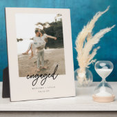 Modern Beige Script "Engaged" Photo Fotoplatte (Seite)