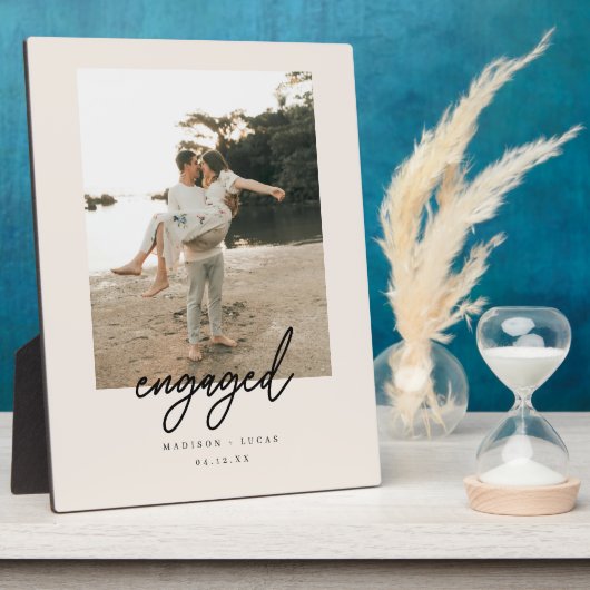 Modern Beige Script "Engaged" Photo Fotoplatte (Seite)