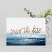 Modern bemalt Strand Ocean Theme Save the Date Folieneinladung (Stehend vorne)