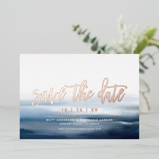Modern bemalt Strand Ocean Theme Save the Date Folieneinladung (Stehend vorne)