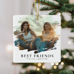Modern Best Friends Foto & Name/s Weihnachten Keramikornament<br><div class="desc">Moderne personalisierte Freunde Foto-Ornament,  mit einem Mudge-Overlay individuelles Bild von Ihnen und Ihren Bestie,  den Text 'BEST FRIENDS' und Ihre Namen. Jede BESTE FREUNDIN würde Liebe,  dieses wunderschöne Ornament zu erhalten,  das sie bei Weihnachten mit Liebe in ihrer Zuhause zeigen könnten!</div>
