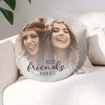 Modern Best Friends Friendship Rundes Kissen<br><div class="desc">Share the love with your best friend with this modern best friends forever round pillow. On the front is a photo template you can add to and more. On the back using trendy script fonts you write your own personal message of friendship. Add your names and the year date you...</div>