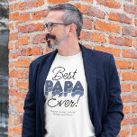 Modern Best Papa Ever T - Shirt<br><div class="desc">Geben Sie Ihrem Vater die Anerkennung, die er verdient mit diesem lustigen und modernen "Besten Papa Ever" T - Shirt. Mit fett blauen Farbtönen und der persönlichen Touch seiner Kindernamen ist dieser modische und komfortable T - Shirt der perfekte Weg, um Ihnen zu zeigen, wie wichtig Ihnen das ist. Großartig...</div>