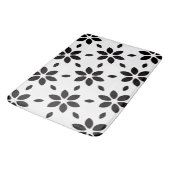 Modern Black and White Abstract Floral Badematte (Schrägansicht)