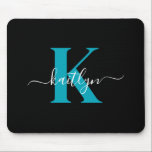 Modern Black Aquamarin Script Monogram Mousepad<br><div class="desc">Dieses schlichte,  elegante Schwarz-Mousepad mit Ihrem Vornamen in einem trendigen,  weißen Schriftart,  der Ihren ersten Einstieg in einen modernen aquamarinen Mützenverschluss-Schriftart eintippt,  ist perfekt für Ihr Büro/Ihren Schreibtisch. Es ist stilvoll und trendig und dennoch sehr klassisch.</div>