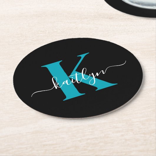 Modern Black Aquamarin Script Monogram Runder Pappuntersetzer (Angewinkelt)