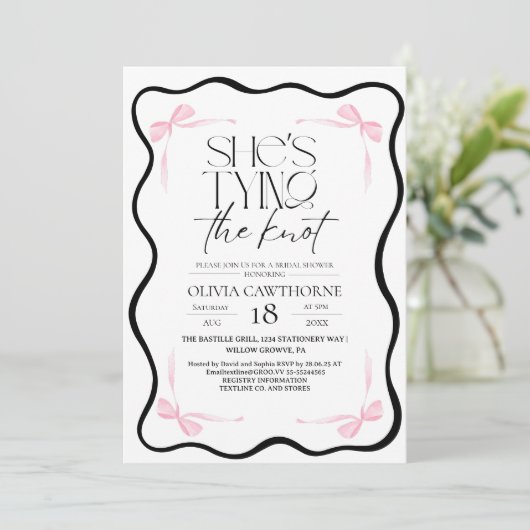 Modern Black Bow  Bridal Shower Invitation Einladung (Stehend Vorderseite)