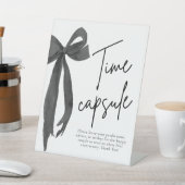 Modern Black Bow Time Capsule Game Sign Sockelschild (In SItu)