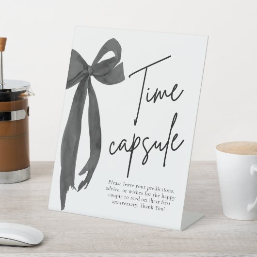 Modern Black Bow Time Capsule Game Sign Sockelschild (In SItu)